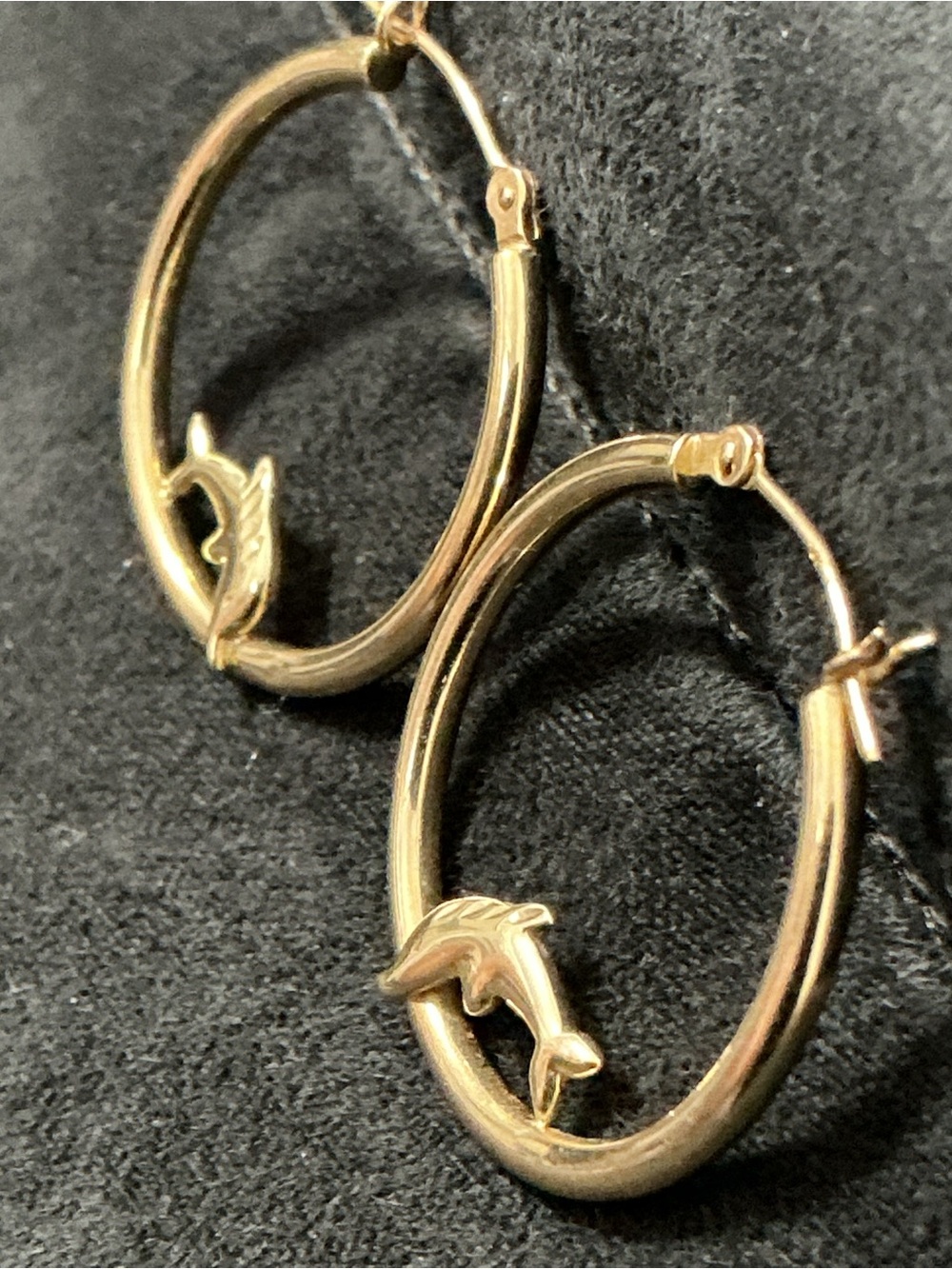 14K ORO Dolphin Hoop Earrings - Picture 7 of 9